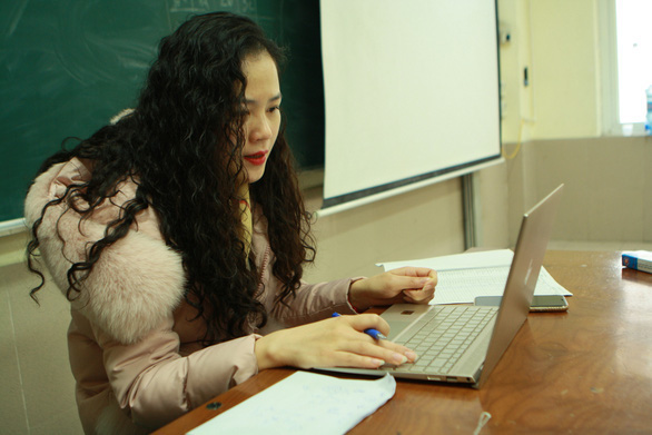 Cô Lê Thị Thanh Thủy, giáo viên dạy toán Trường THCS & THPT Nguyễn Tất Thành (Hà Nội) bắt đầu tiết học trực tuyến cho học sinh trường với việc điểm danh học sinh - Ảnh: VĨNH HÀ